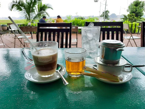 Thưởng thức cafe tại Quán Lido