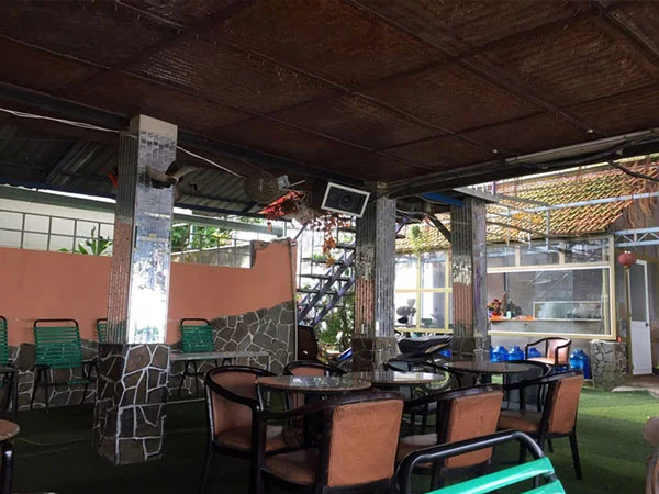 Cafe Thủy Sơn gần sông