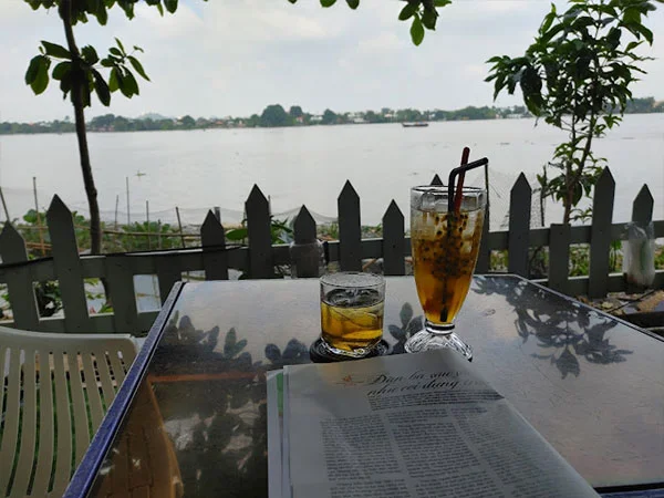 Thưởng thức nước uống tại Cafe Thúy Nga
