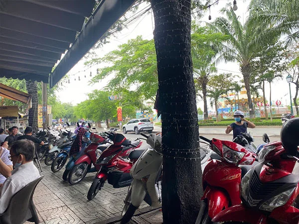 Uống cafe gần sông Biên Hòa Milano