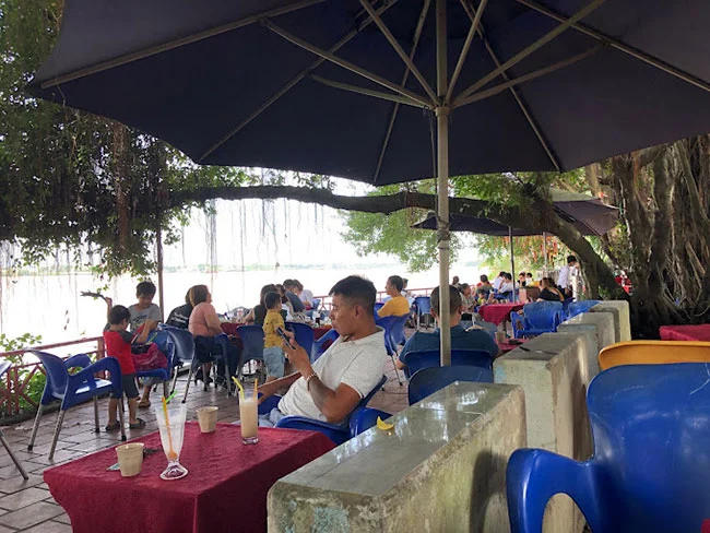 Uống Cafe tại quán Những người Bạn