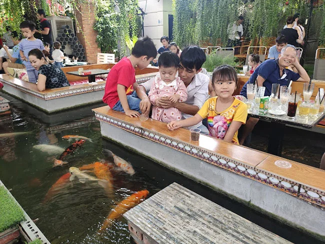 Quán Cafe Vườn Cá đông vui