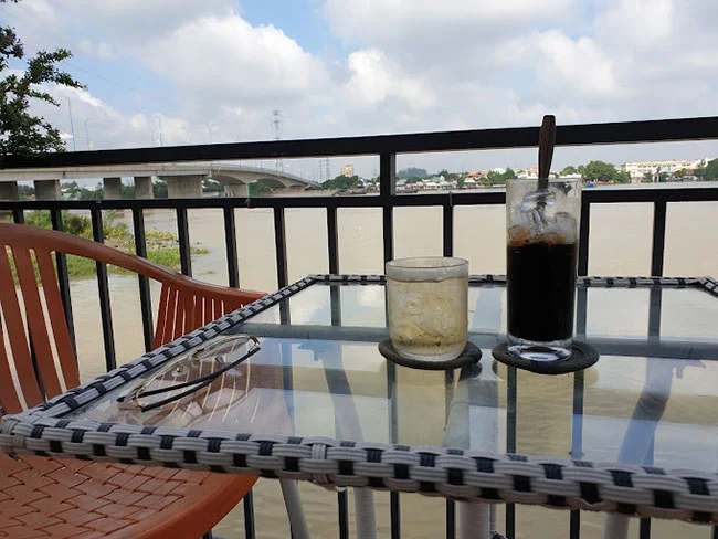 uống cà phê tại Subi