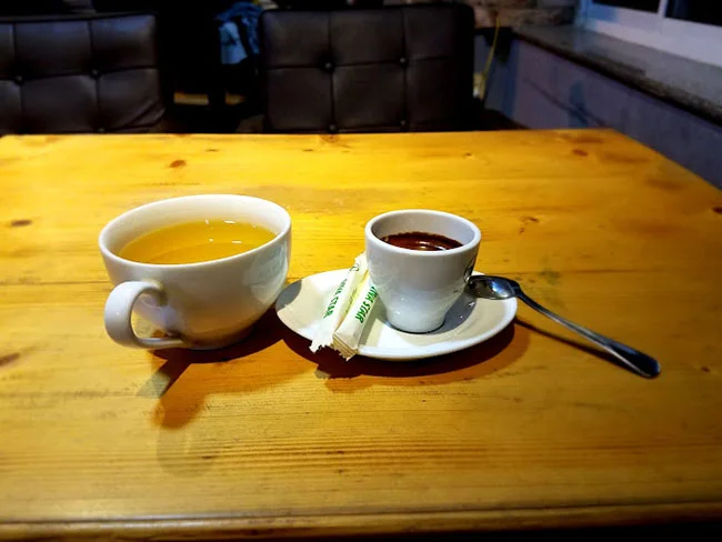Thưởng thức cà phê tại Viva Star Coffee