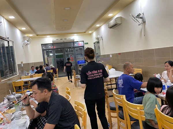 Quán Lẩu Tôm phục vụ chu đáo