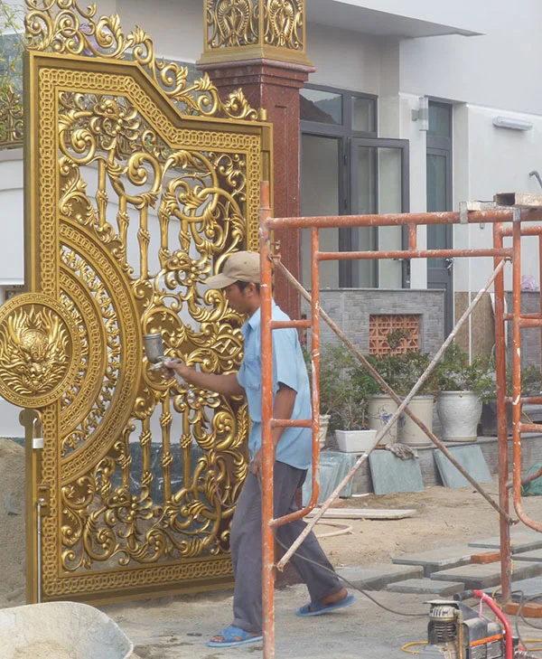 Lắp đặt cổng nhôm đúc Hoàng Vi