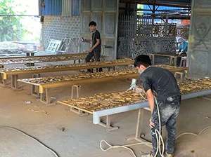 Công đoạn sơn cửa cổng nhôm đúc Việt Gia Phúc