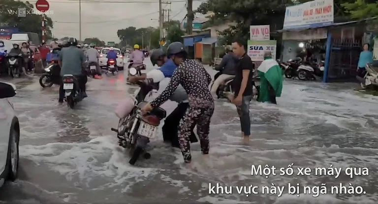 Đường bị ngập ở QL 1K, đoạn giáp Biên Hòa Bình Dương 02