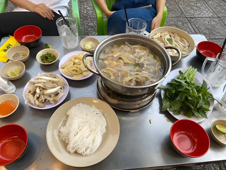 Quán Lẩu Gà Lá É May - 173 Hoàng Sa, P Tân Định, Quận 1