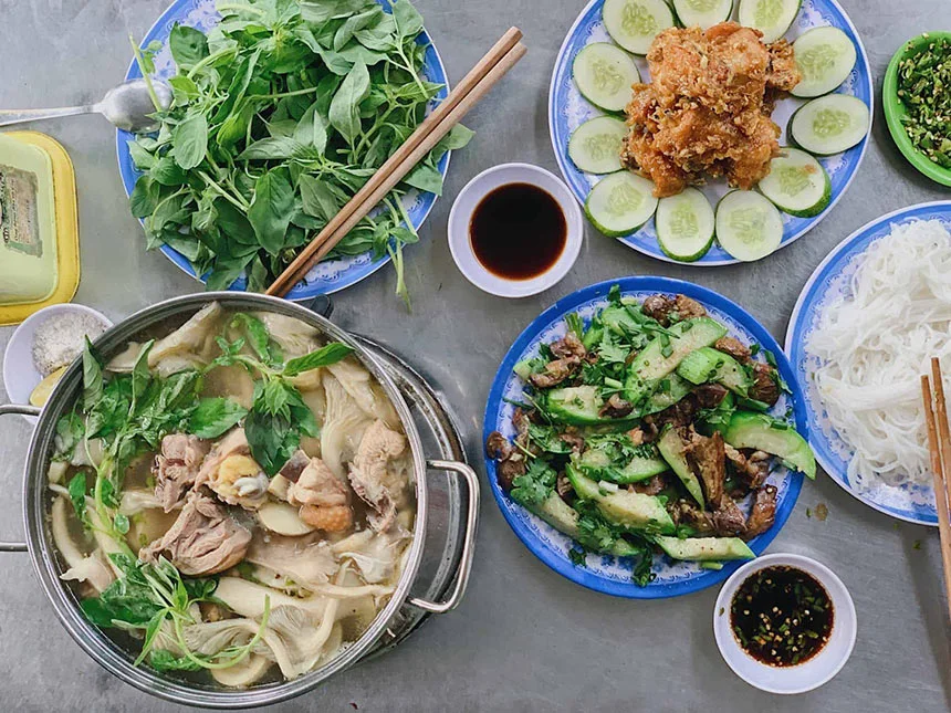 LẨU GÀ LÁ É TUY HÒA